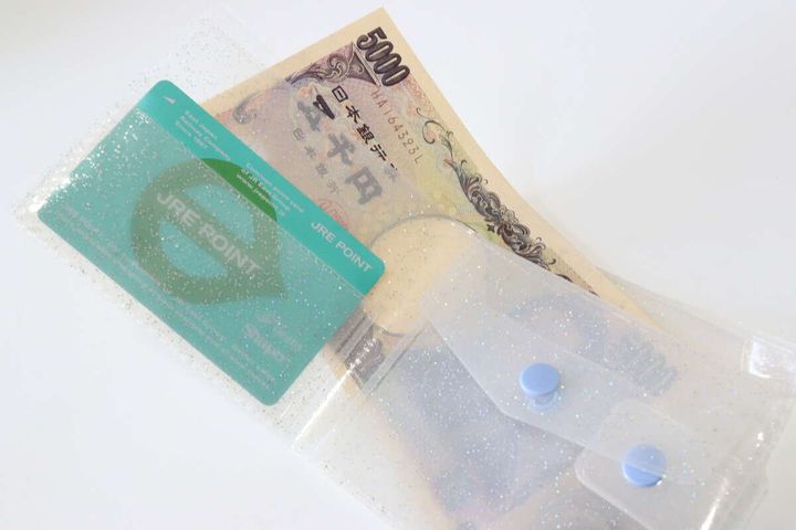 ダイソーのお札が入るコンパクトな折財布