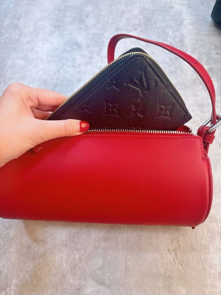 GUシリンダーバッグ 長財布が入っている状態