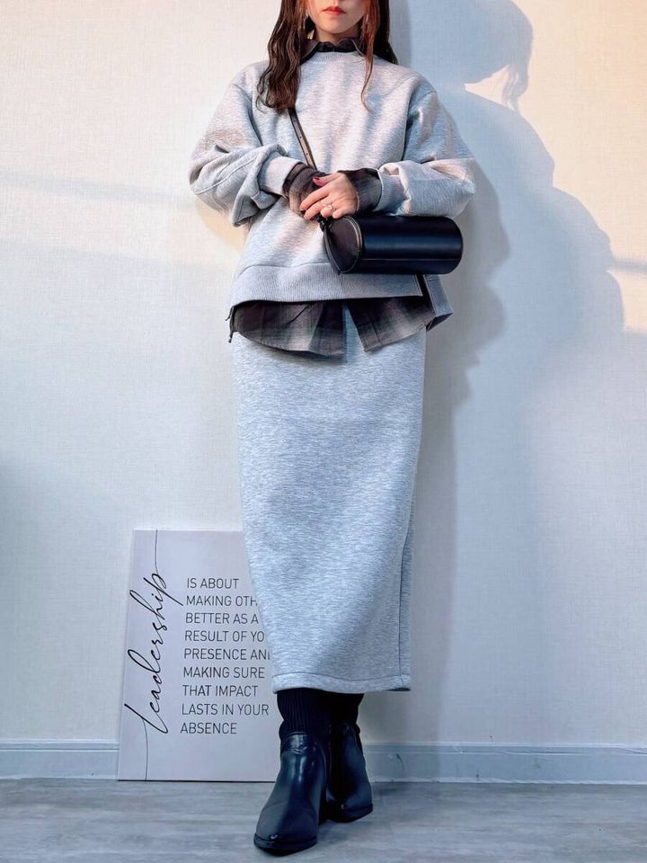 GUシリンダーバッグ ブラックと、グレーのスウェットセットアップ