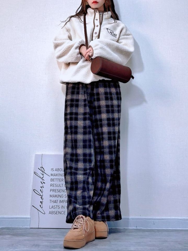 GUシリンダーバッグ ブラウンと、チェックパンツのツートーンスタイル