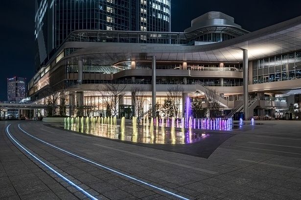 会場の噴水を連動させた立体的な空間表現も見られる