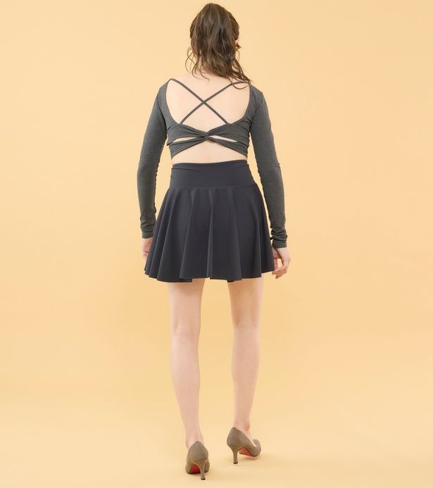 前のめり歩きで背中もお尻も大きく見える (C)かなぺ／KADOKAWA