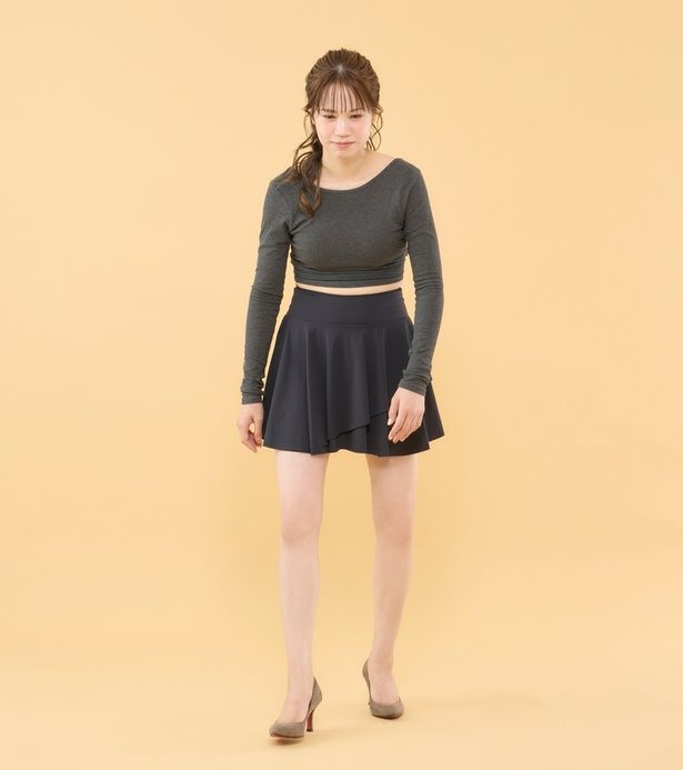 姿勢が悪くガニ股なせいで老け見え (C)かなぺ／KADOKAWA