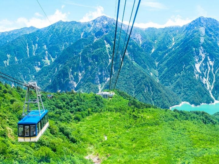 All About ニュース編集部が全国250人を対象に実施した「国内旅行先に関するアンケート」の調査結果から、長期休みに行きたいと思う「富山県の旅行先」ランキングを発表！ 2位「立山ロープウェイ」を抑えた1位は？