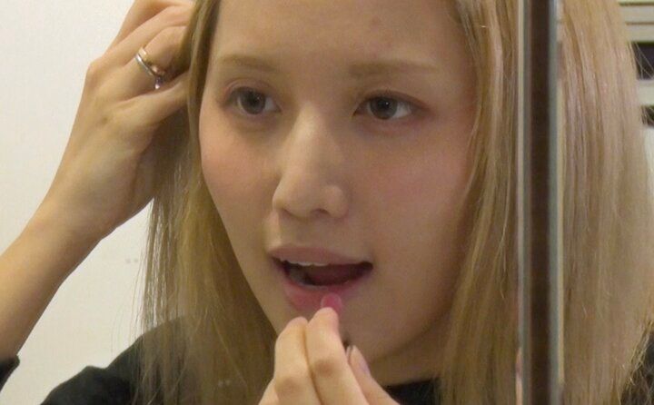 【写真・画像】「私は子育てしていない」“26歳差婚夫婦”の27歳美人妻、育児を53歳夫に“全フリ”する理由「私は脳みそで、夫が体」 1枚目