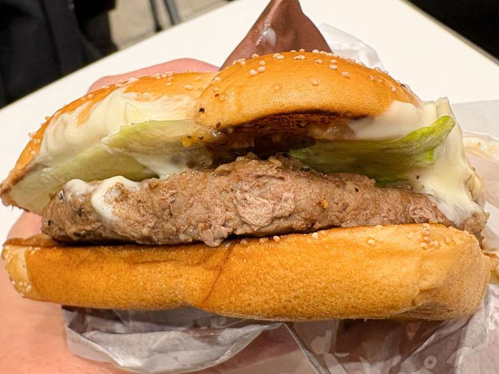 肉会う100％ビーフパティの存在感がすごい……！