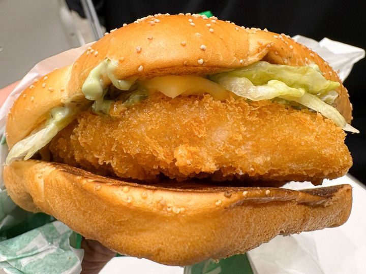 ドンっと挟まれたえびカツの存在感……！