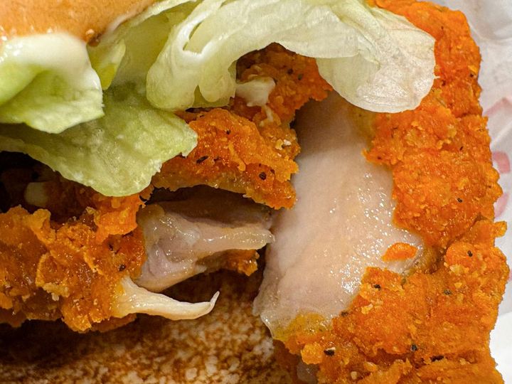 スイートレモンソースと一緒に食べると辛さと