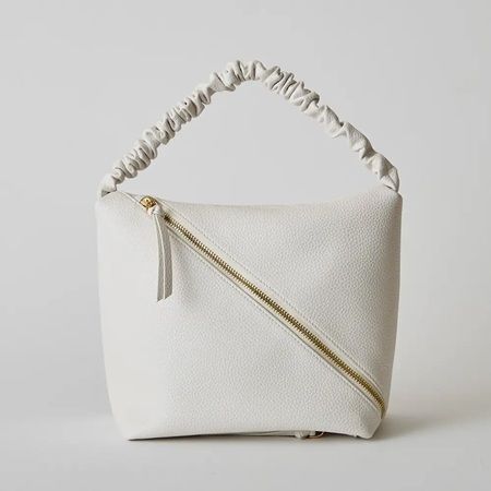 セレモニーはもちろん仕事やプライベートにも活躍する、HASHIBAMIのバッグを紹介