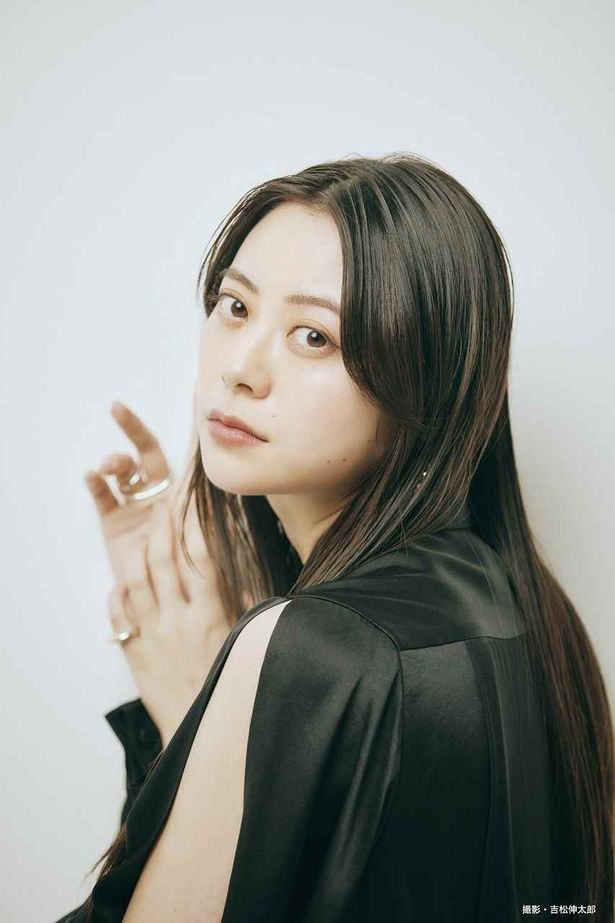 【写真を見る】山下リオがパラノイア的な恐怖に苛まれていく主人公を狂演！ [c]2026「遺愛」製作委員会