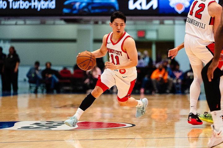 画像: 【ホワイトプレインズ（米ニューヨーク州）＝2026年1月23日】 ウエストチェスター・ニックス戦でドリブルするウィンディシティ・ブルズの河村勇輝（11）。会場はウエストチェスター・カウンティ・センター。 写真：Evan Yu/NBAE via Getty Images Mandatory Copyright Notice: ©2026 NBAE