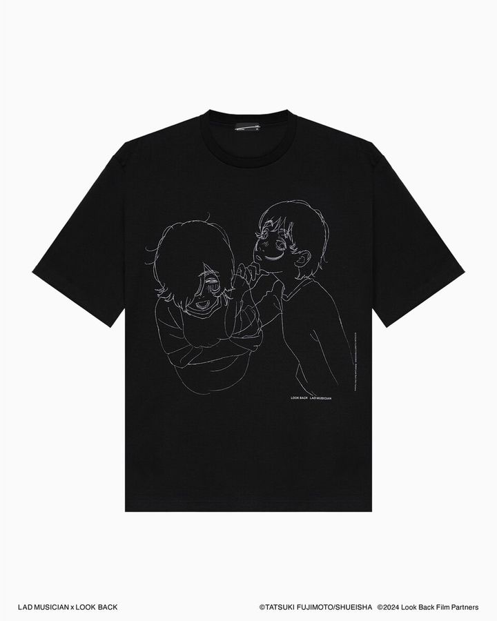 柄やボディの配色ごとに異なるプリントカラーを採用し、ミニマルにデザインした全 5柄からなるコレクション T シャツには、糸の撚りから風合いや着心地を追求したLADオリジナルの T シャツ素材 ”PERMANENT ROCKER”を使用している。