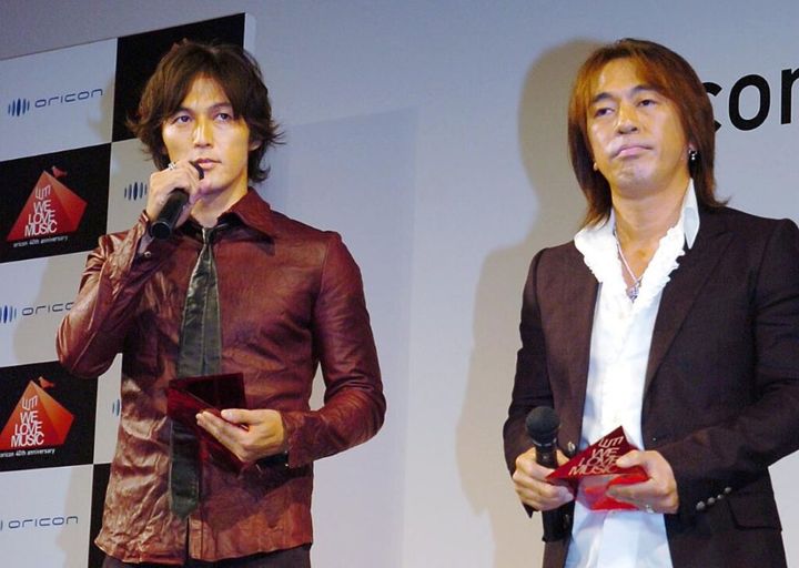 ロックユニット「B’z」の公式アカウントは1月30日にXを更新。〝限定〟のライブTシャツを着用した松本孝弘さん（64）と稲葉浩志さん（61）のツーショットを公開しました。