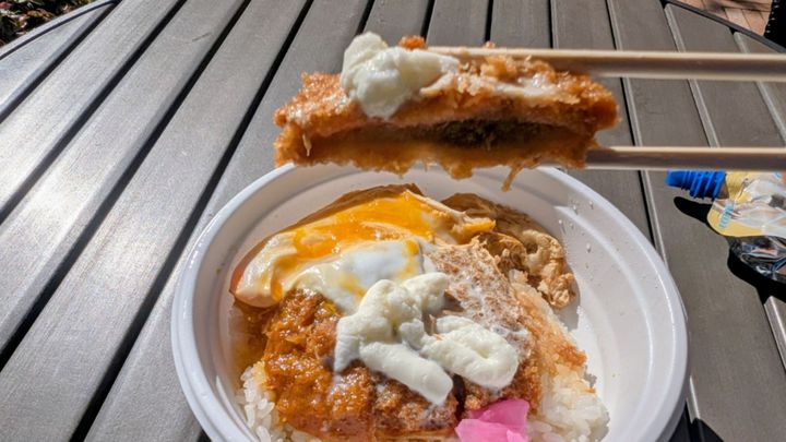 2026年2月1日から、世にも奇妙なコラボかつ丼が世の中に登場します…。