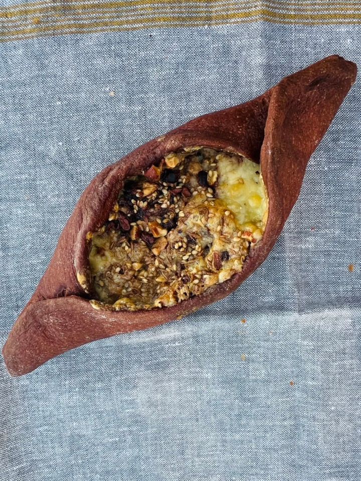 アリバカカオとデュカスパイスのピデ チーズ