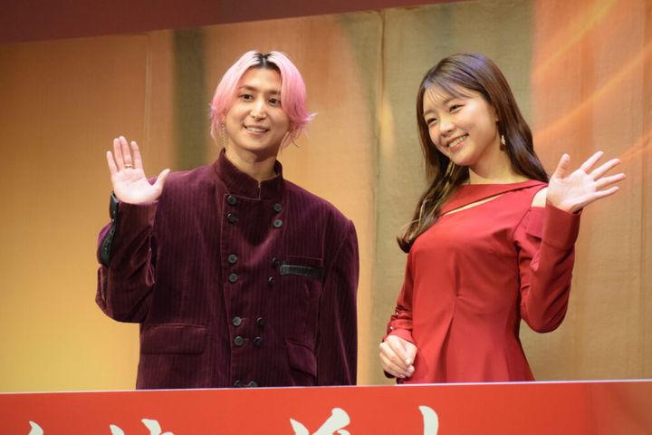 アニメ映画「白蛇：浮生～巡りめぐる運命の赤い糸～」の初日舞台あいさつに登壇した（左から）Snow Manの佐久間大介さん、三森すずこさん =東京・台東区