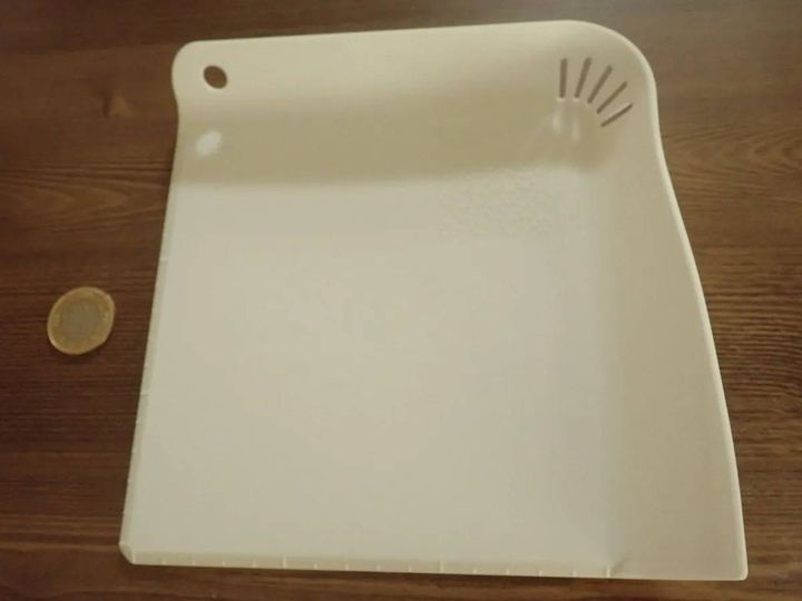 DAISO(ダイソー)：立つちょこっとまな板「抗菌」