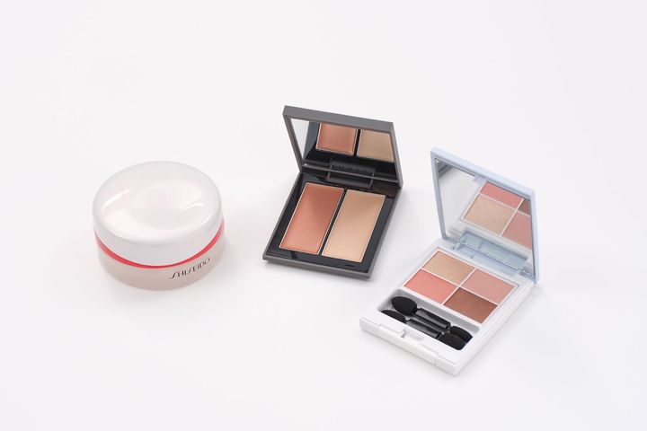 今回使用したアイテム。左からSHISEIDO エッセンス スキンセッティング パウダー 01 ¥5,500、THREE シマリング グローデュオR 01 ¥4,950、ナチュラグラッセ カラーアイズN 04 ¥4,400