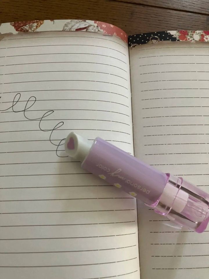 DAISO(ダイソー)：リップ風消しゴム(PMC、パウダーパープル)