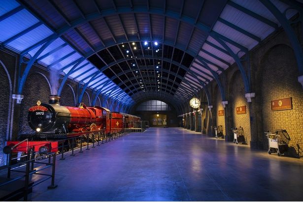  ハリーがホグワーツへと旅立った9と3/4番線。ホグワーツ特急が停車するホームも再現