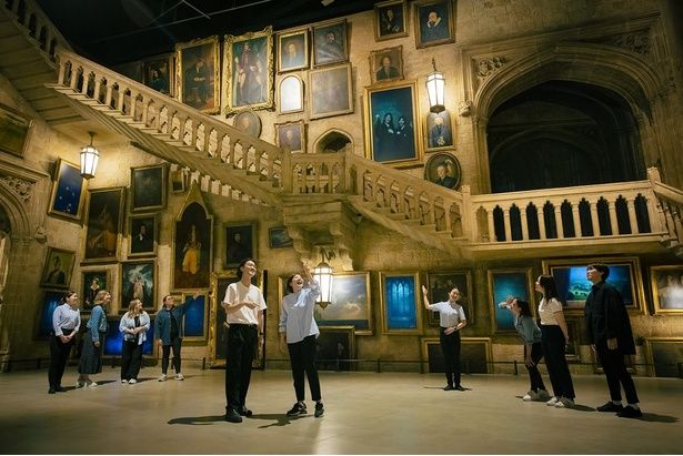 動く階段や魔法界の肖像画など、ホグワーツの世界が次々と広がる