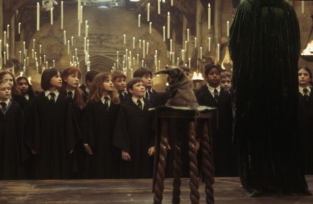 映画『ハリー・ポッターと賢者の石』より、組分けの儀式を緊張の面持ちで見守る新入生たち