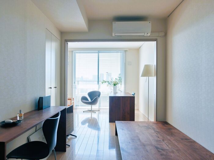 〈58歳の一人暮らし〉洋服はいつも同じ印象でいい。自分が落ち着く3色を、数枚だけで大丈夫