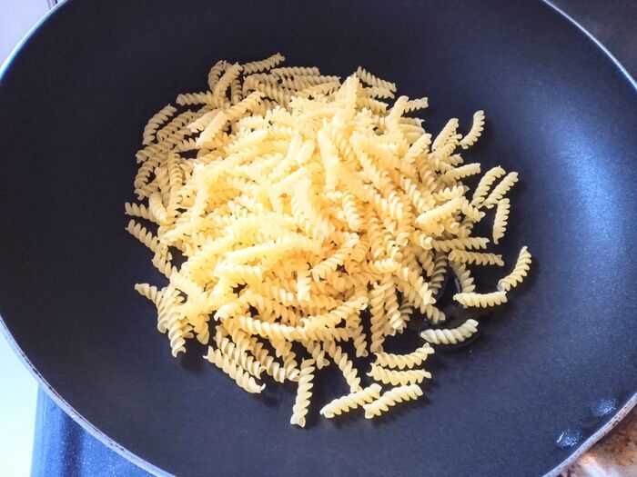 『余ったマカロニ』が5分で激ウマに大変身♡茹でずに今すぐできる！絶品アレンジ術に注目