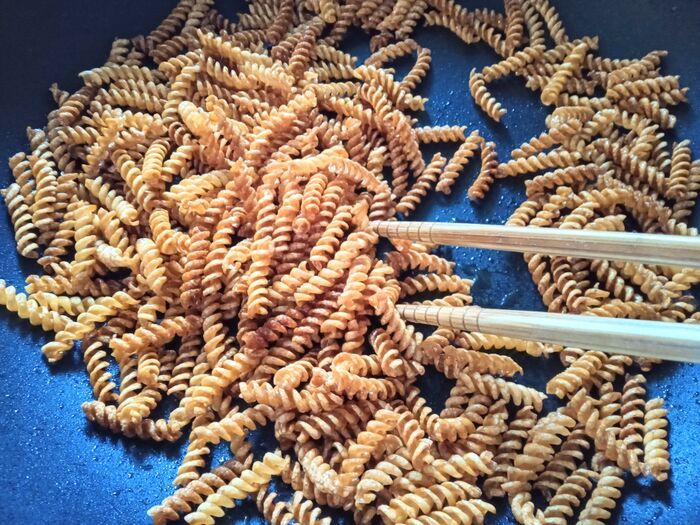 『余ったマカロニ』が5分で激ウマに大変身♡茹でずに今すぐできる！絶品アレンジ術に注目