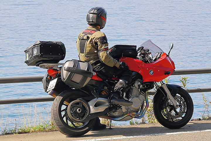 レインウエアよ、さらば。RSタイチ「ドライマスター」が変えるツーリングの積載と快適性