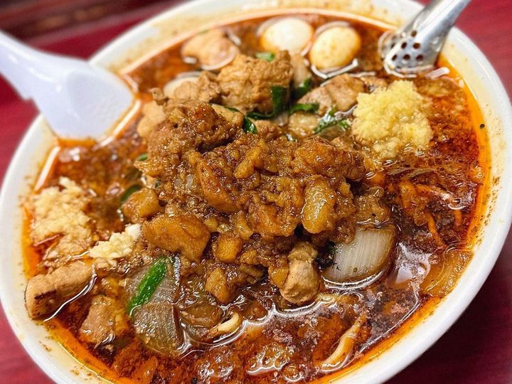 東京都には、行列の絶えないラーメン店が数多く存在します。今回は、中でも特にユーザーから高い評価を獲得した「元祖スタミナ満点らーめん すず鬼」を詳しく紹介します。（サムネイル画像：「元祖スタミナ満点らーめん すず鬼」公式Xより）