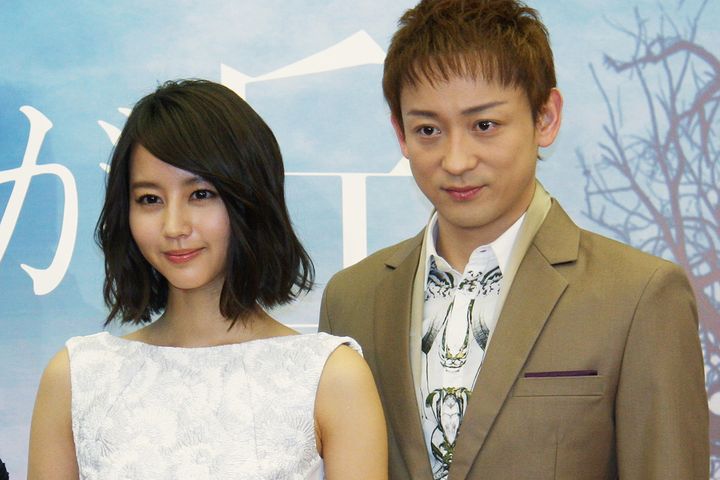 芸能界の「交際0日婚」といえば…／堀北真希さん（左）と山本耕史さん＝2015年2月18日、時事