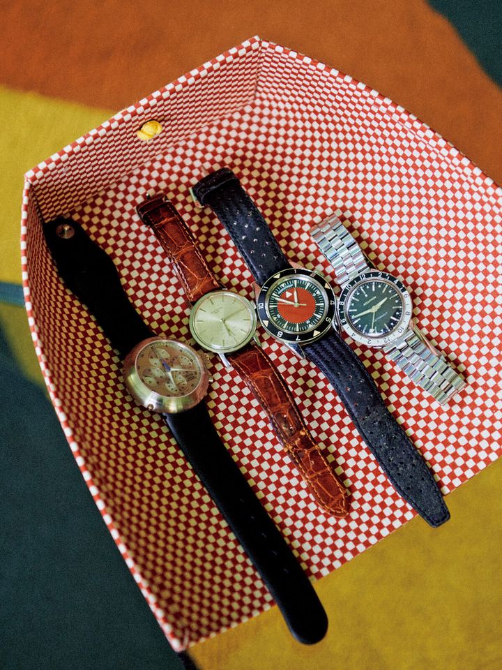 〈アイクポッド〉の「メガポッド」、〈ブローバ〉の時計、〈パテック フィリップ〉の「カラトラバ」