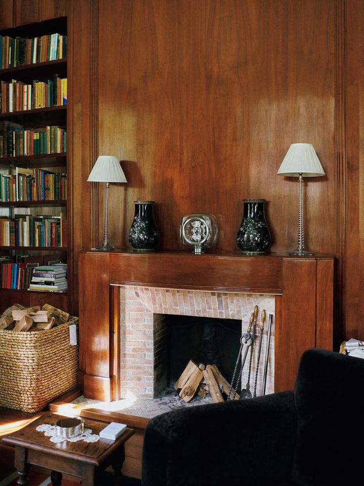 〈ジャガー・ルクルト〉の「アトモス561」、〈F.＆C. オスラー〉製のランプ