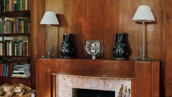 〈ジャガー・ルクルト〉の「アトモス561」、〈F.＆C. オスラー〉製のランプ