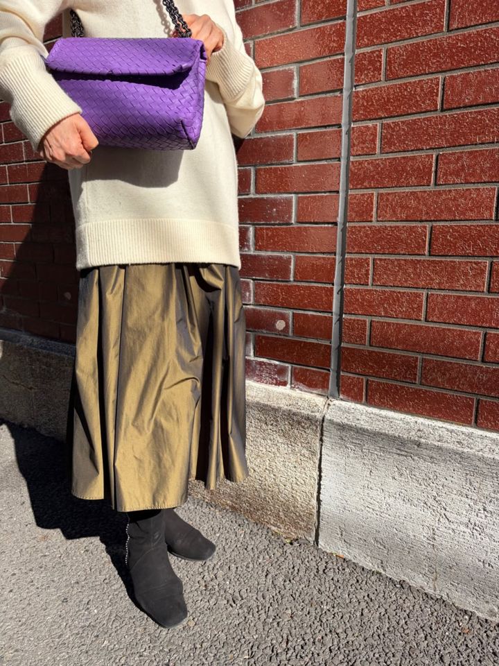 ニットは「VAGUE」スカートは「Sybilla」