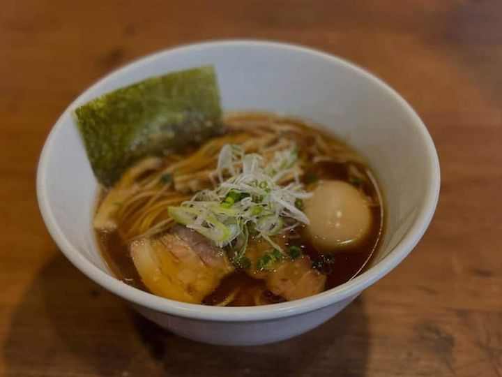 東京都には、行列の絶えないラーメン店が数多く存在します。今回は、中でも特にユーザーから高い評価を獲得した「びぎ屋」を詳しく紹介します。（サムネイル画像：「びぎ屋」公式Instagramより）