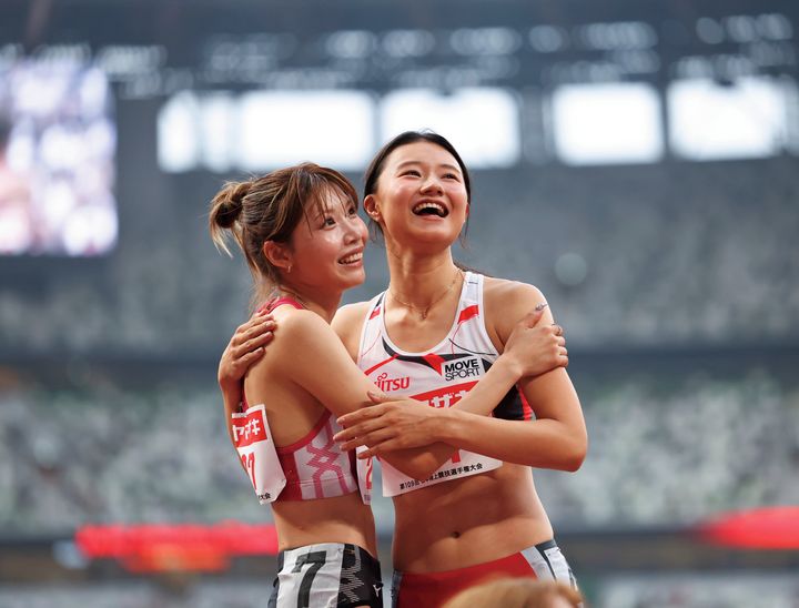 中島ひとみと田中佑美が抱き合う様子