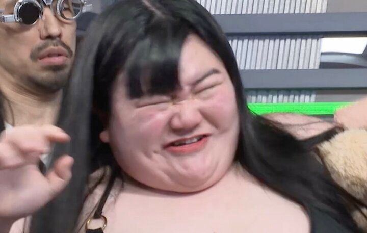 【写真・画像】「やめてくれ！」人気女性芸人、セクシーな姿で生放送中に大絶叫「放送事故じゃん」の声 1枚目