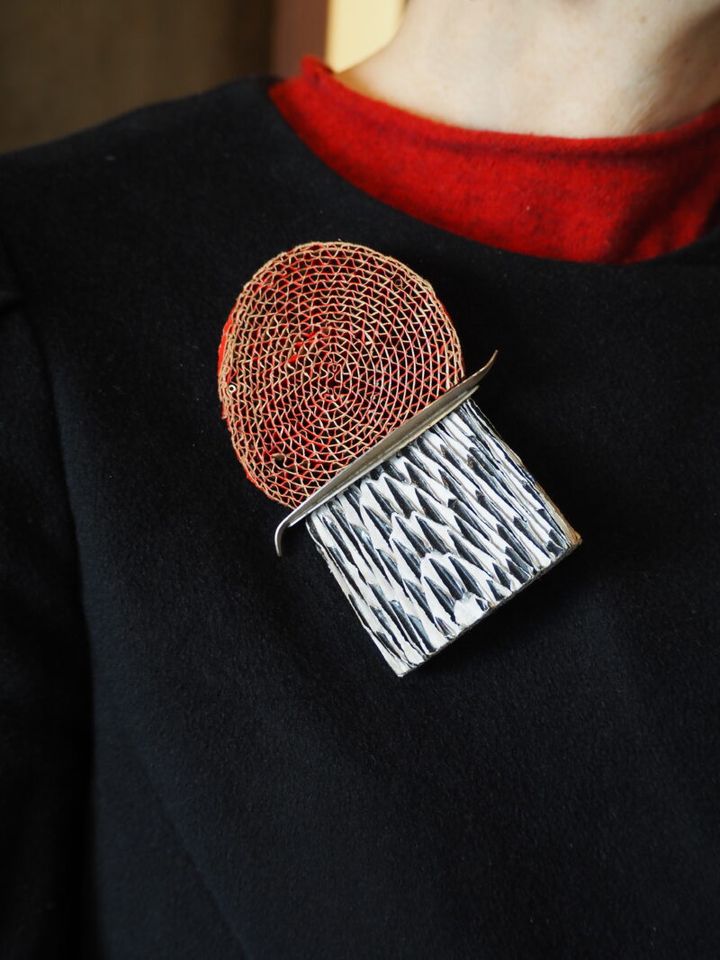 小倉理都子さんのブローチ