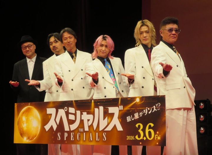 Snow Manの佐久間大介さん（33）が2日、東京都内で行われた初単独主演映画「スペシャルズ」（内田英治監督、3月6日公開）の完成披露舞台あいさつに、映画の中でダンスチームを組む殺し屋役で共演した小沢仁志さん（63）、椎名桔平さん（61）、青柳翔さん（40）、NCTの中本悠太さん（30）とともに登壇しました。