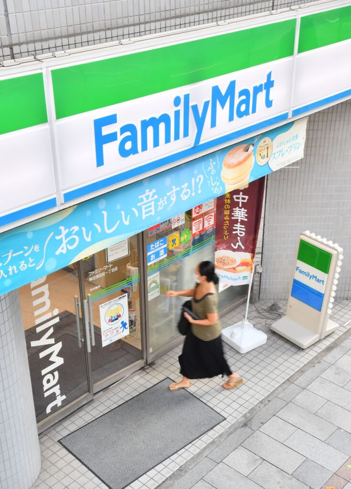 ファミリーマートは6日、明治の対象グミ商品を同時に2個購入すると、人気漫画・アニメ「美少女戦士セーラームーン」の人気キャラクターが描かれたA5サイズのクリアファイルをプレゼントするコラボキャンペーンを1月13日午前10時～26日に実施することを発表しました。