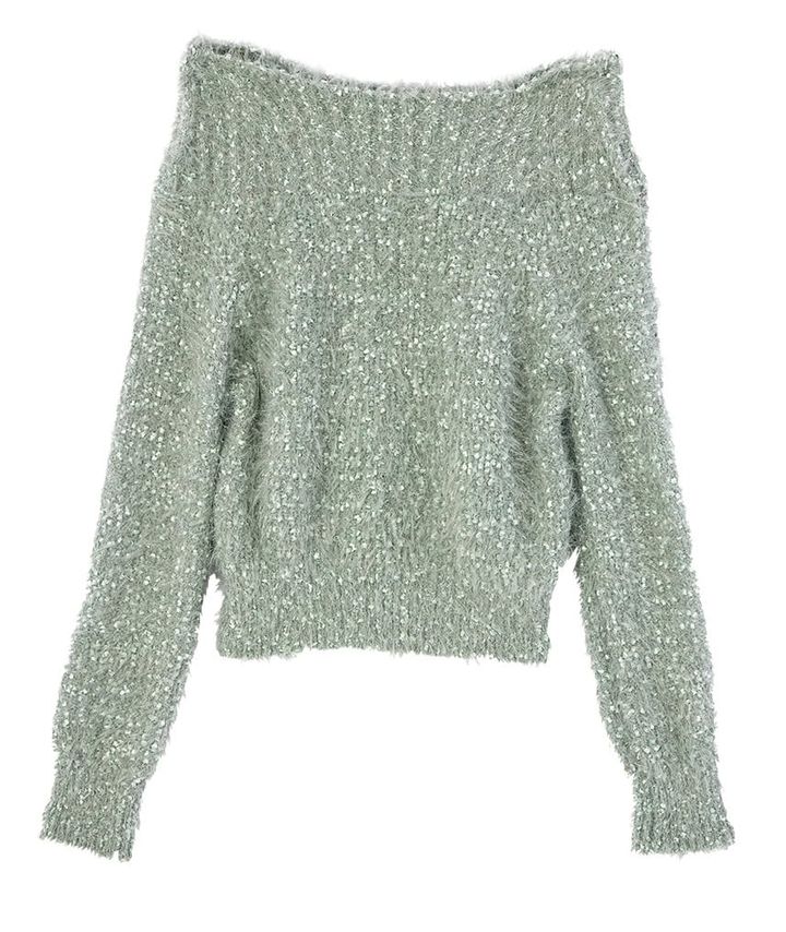 Mystradaのオフショルダーのシャギー調ニット。きらめきが散りばめられて媚びない大人の甘さを演出