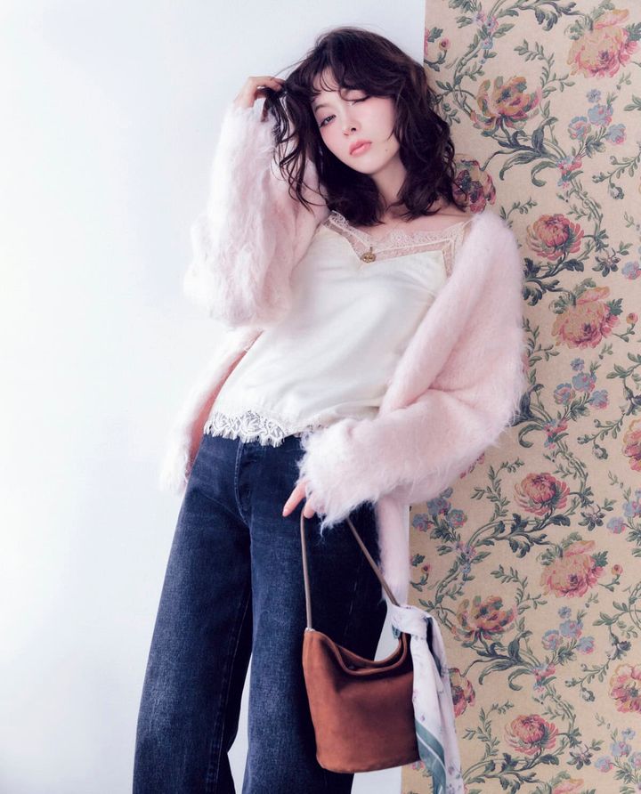 2025-26冬のトレンドアイテム、ペールトーンニットを纏う八木アリサ