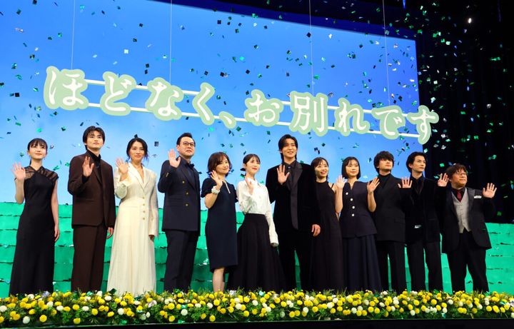 映画「ほどなく、お別れです」完成披露舞台挨拶に登壇した（左から）久保史緒里さん、西垣匠さん、野波麻帆さん、鈴木浩介さん、永作博美さん、浜辺美波さん、目黒蓮さん、森田望智さん、古川琴音さん、北村匠海さん、渡辺圭祐さん、三木孝浩監督＝東京都江東区（撮影・岩崎叶汰）