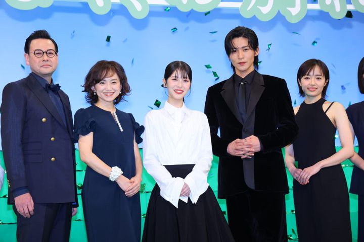 同日の完成披露試写会で、浜辺さんは「悲しみを温かい愛が包み込み、下を向いていた顔を上げたくなるような作品です」と話し、目黒さんは「人との別れは非現実的な感じがしますが、誰もが必ず経験するもの。この作品が最後に見せてくれる希望を僕は信じています」と呼びかけました。