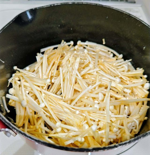 鍋に入れたえのき