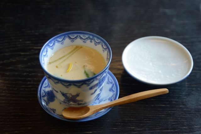 蓋を取った茶碗蒸し