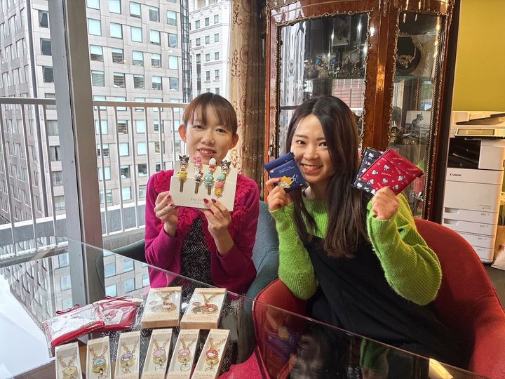 企画部長の高田はる菜さん（左）と、広報担当の小田切舞花さん