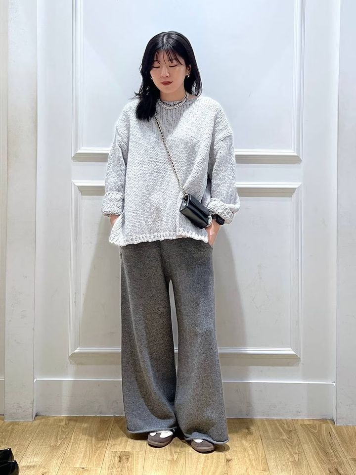 ライトグレーのゆるニットで抜け感を